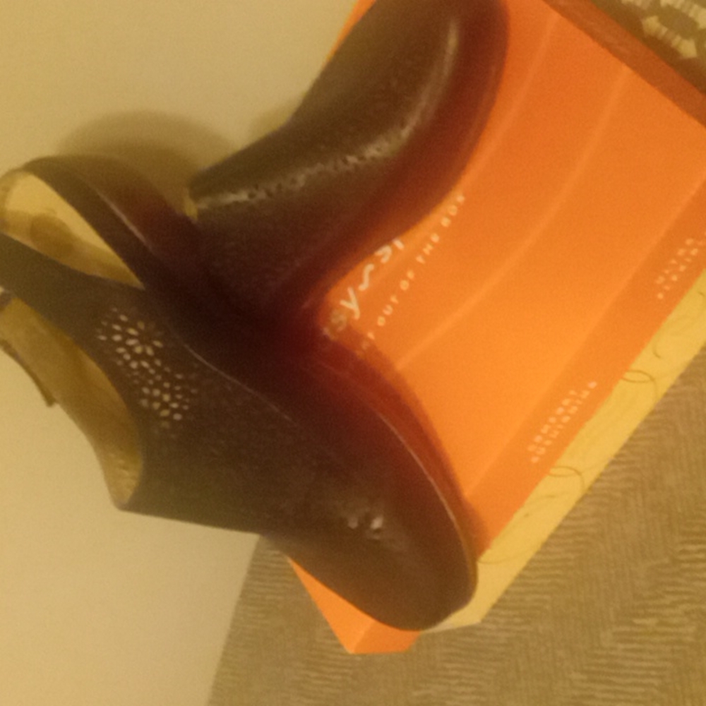 Shoes - Picture 2 of 5